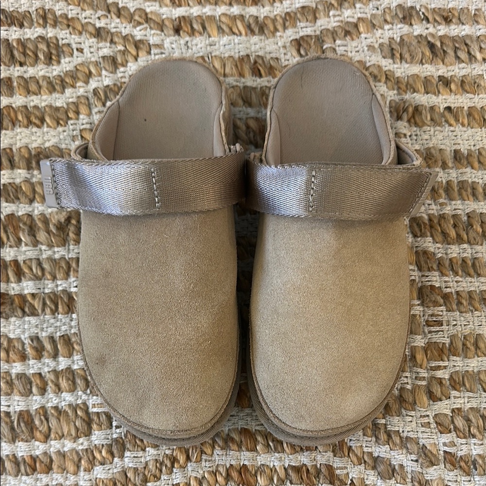 Uggs Women’s Goldenstar Tan Platform Slip-On Shoes